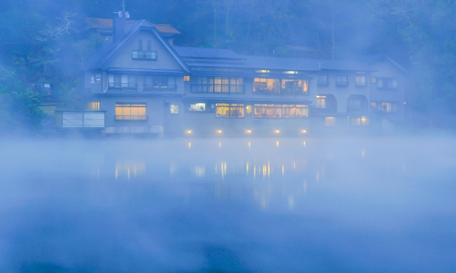 明け方の金鱗湖の風景