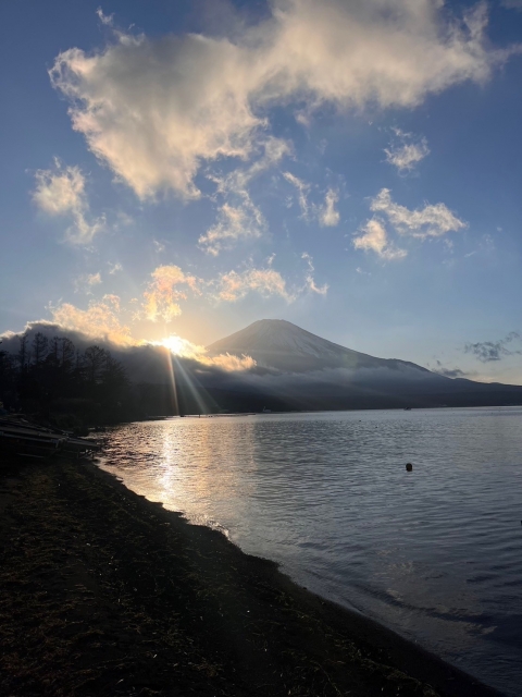 山梨県山中湖と富士山と太陽