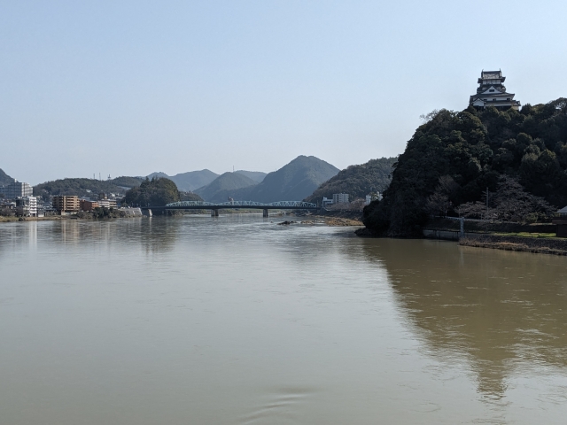 木曽川と犬山城の風景