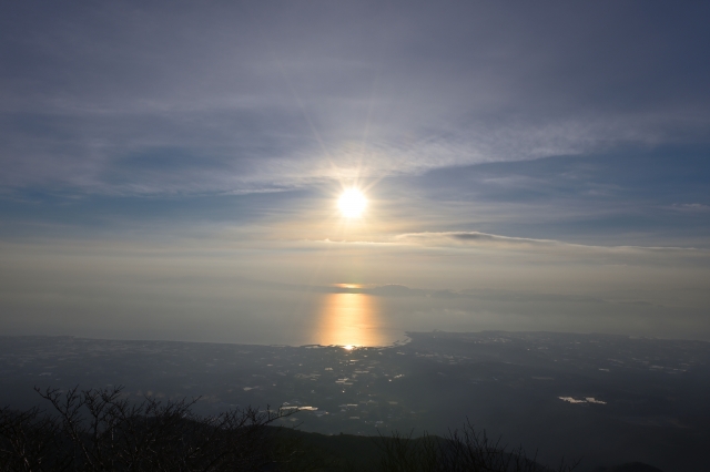 長崎県仁田峠第二展望所から望む日の出の写真