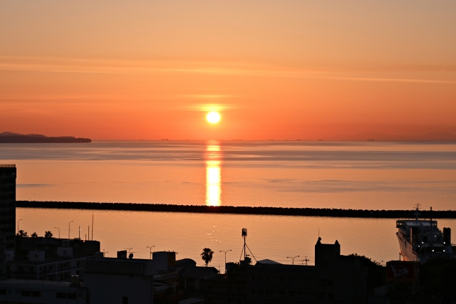 大分県別府湾の朝日