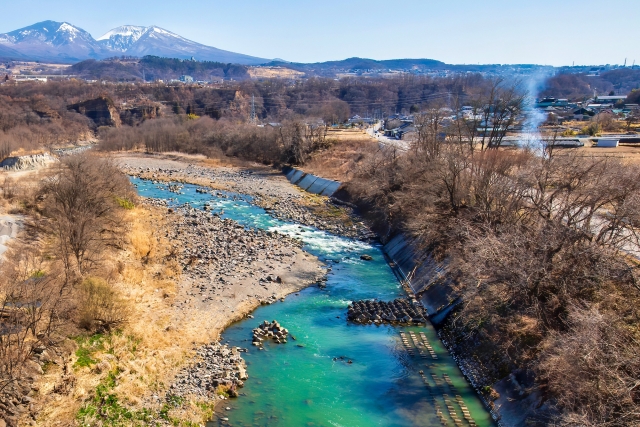 小諸市を流れる千曲川沿いの道