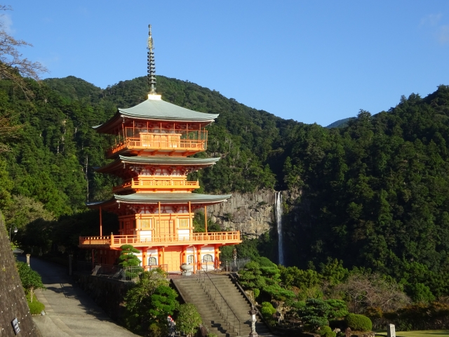 熊野那智大社五重塔と那智の朝の風景