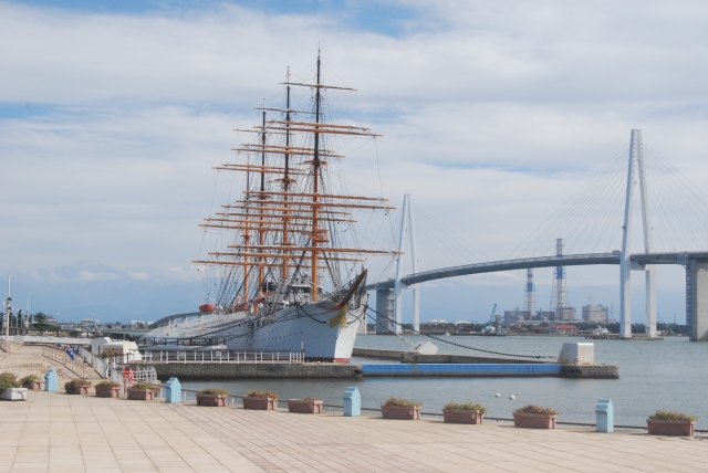 新湊大橋と海王丸パークの景色