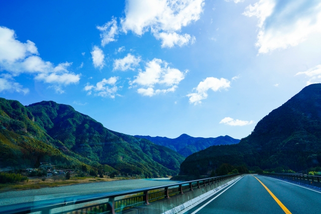 熊野川に沿って走る道