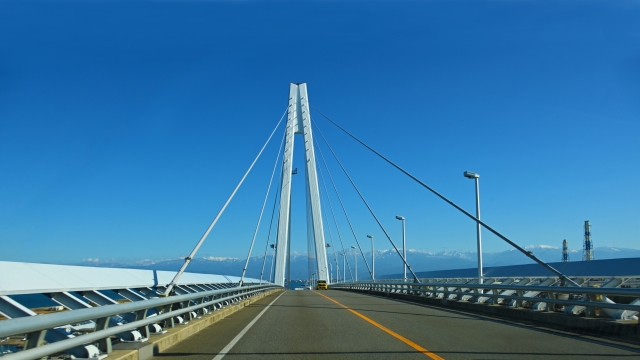 新湊大橋と立山連峰の景色