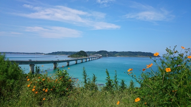 エメラルドグリーンの海に掛かる角田大橋