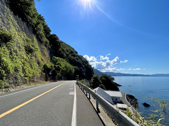 福井県越前海岸沿いの道