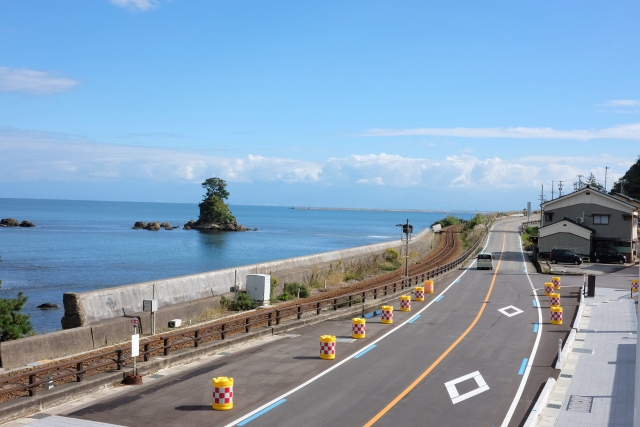 道の駅雨晴付近の海岸道