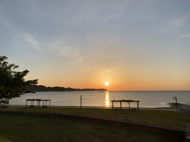 朝日昇る和歌山県那智の海岸