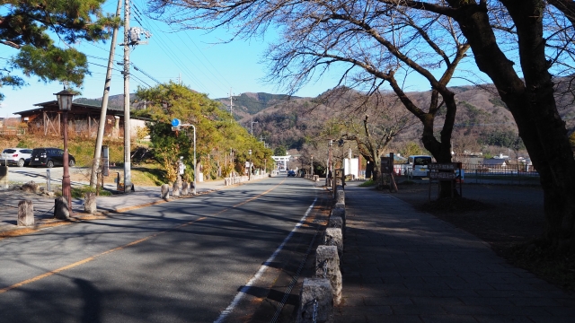 秩父の山々を見て走る道