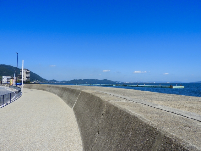 鞆の浦海岸線の風景