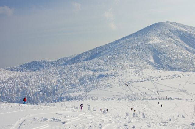 八甲田スキー場と樹氷の景色