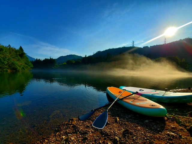 湖でのSUPの写真