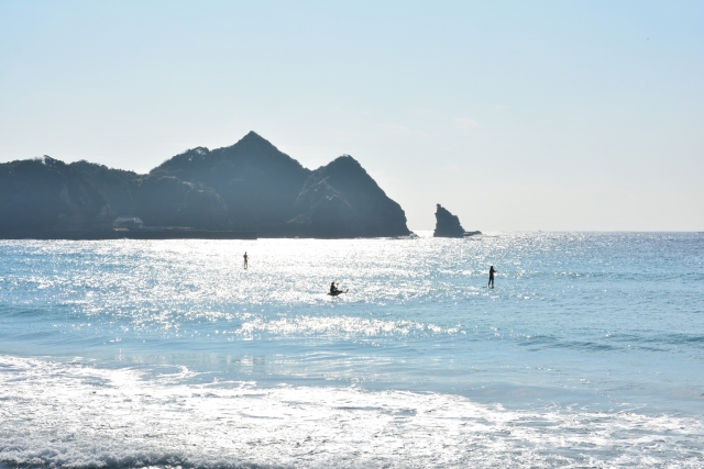 房総の海でSUPする人