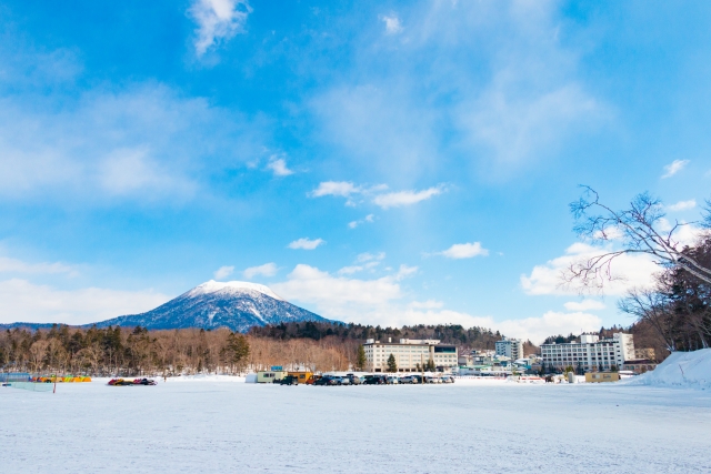 阿寒湖と雄阿寒岳の風景