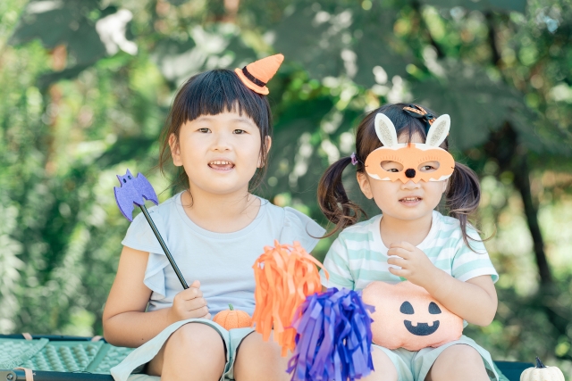 ハロウィンの格好でハンモックに座る子供達（イメージ）