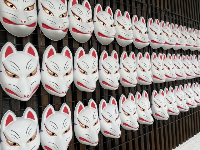 キツネ面でジャックされた壁のイメージ