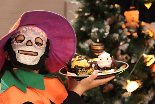 ハロウィン仮装をする子ども