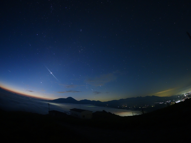 Sea of clouds and starry sky with Yatsugatake Mountains from Kirigamine
